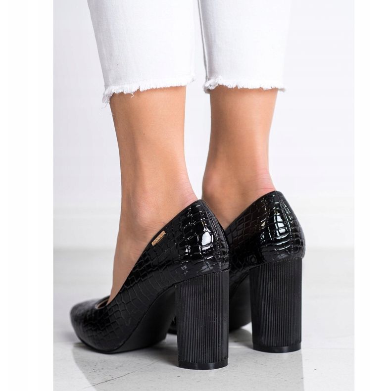 Goodin Pumput pylväässä musta 1