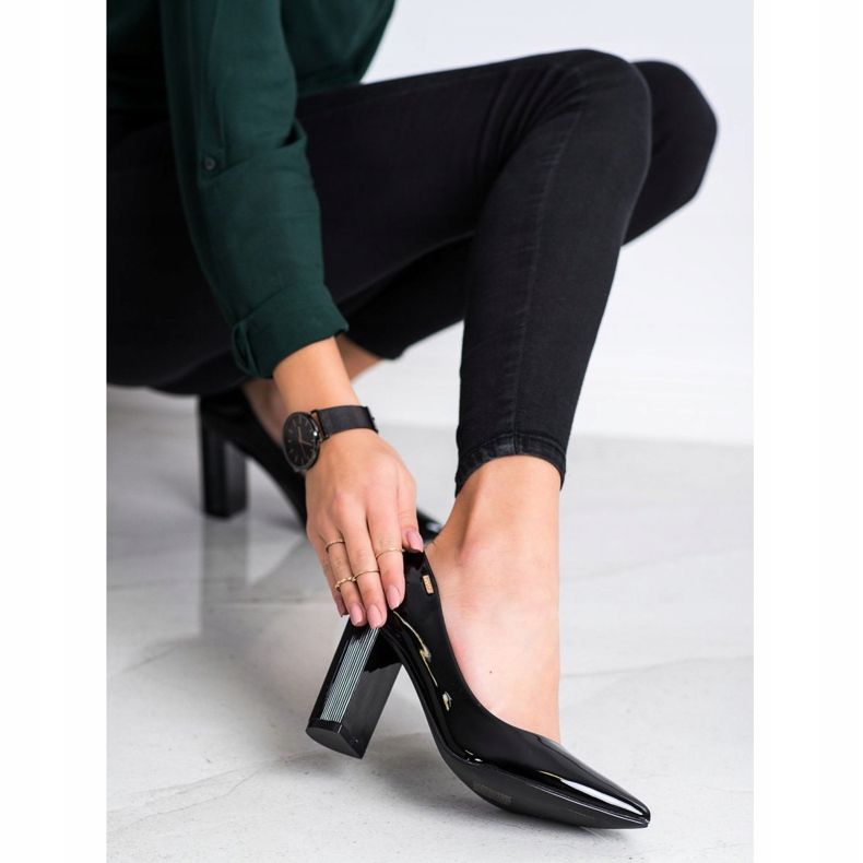 Goodin Pumput pylväässä musta 2