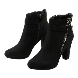 Mustat saappaat postilaatikossa, jossa on Lysianassa-ekologista mokkaa 2