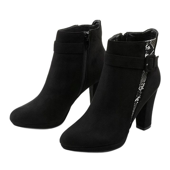 Mustat saappaat postilaatikossa, jossa on Lysianassa-ekologista mokkaa 2