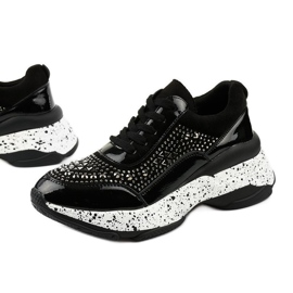 Mustat lenkkarit, jotka on valmistettu eko-nahka-mokkanahasta Quijor 1