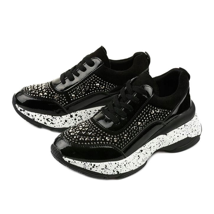 Mustat lenkkarit, jotka on valmistettu eko-nahka-mokkanahasta Quijor 2