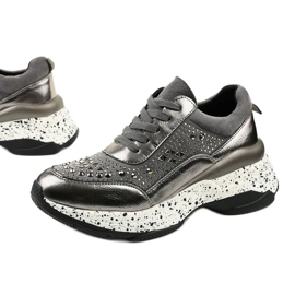 Harmaat lenkkarit, jotka on valmistettu eko-nahka-mokkanahasta Quijor 1