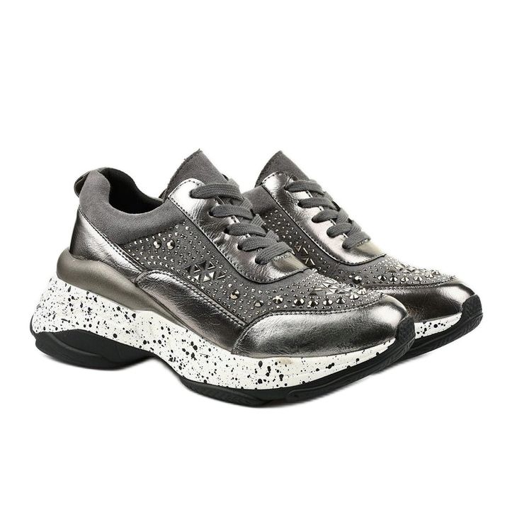 Harmaat lenkkarit, jotka on valmistettu eko-nahka-mokkanahasta Quijor 2