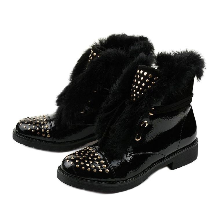 Mustat litteät, lakatut naiselliset saappaat 1