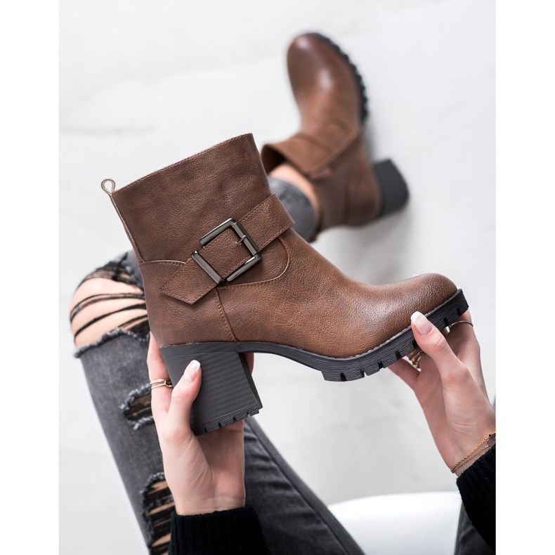 SDS Tyylikkäitä työntekijöitä baarissa ruskea 2