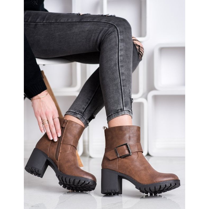 SDS Tyylikkäitä työntekijöitä baarissa ruskea 1