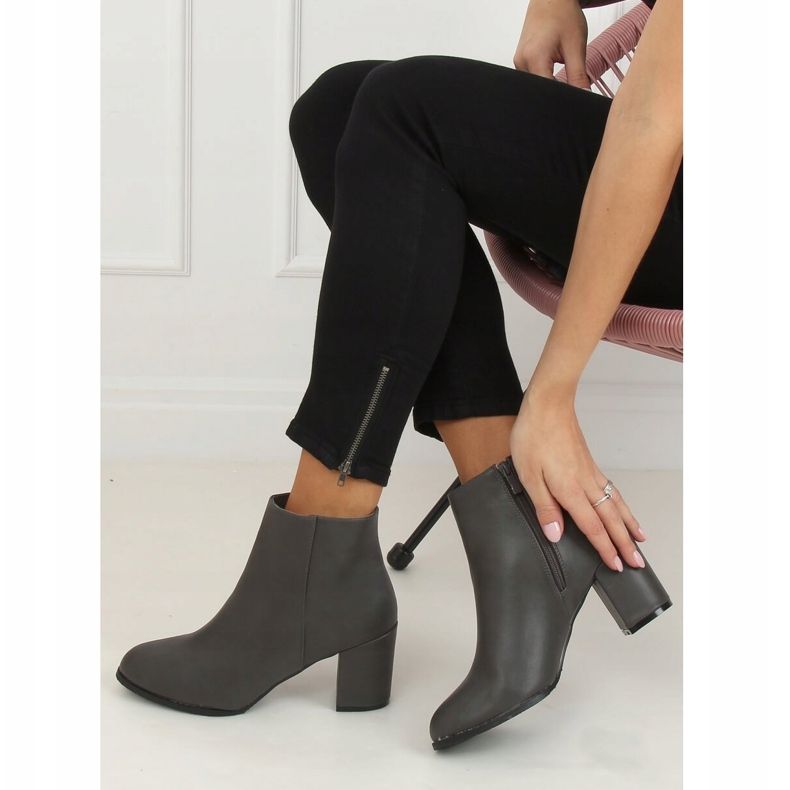 Klassiset harmaat korkokengät 77-71 Harmaa 1