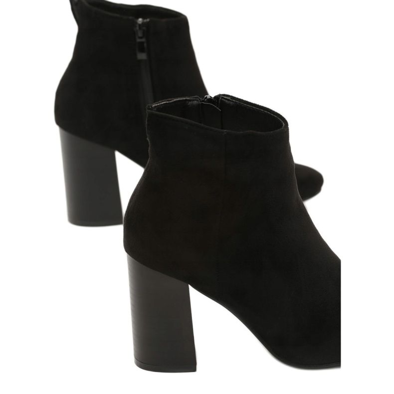 Vices 1568-38-musta 1