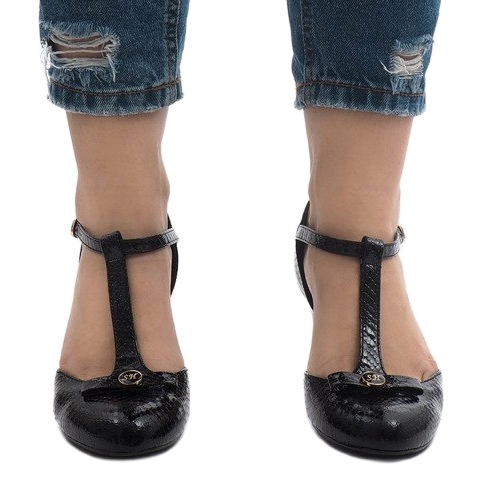 Mustat pumput pylväässä 2239-3 2