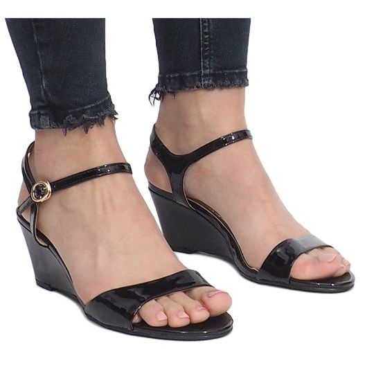 Mustat lakatut sandaalit herkällä Queen -kiilakorolla 1