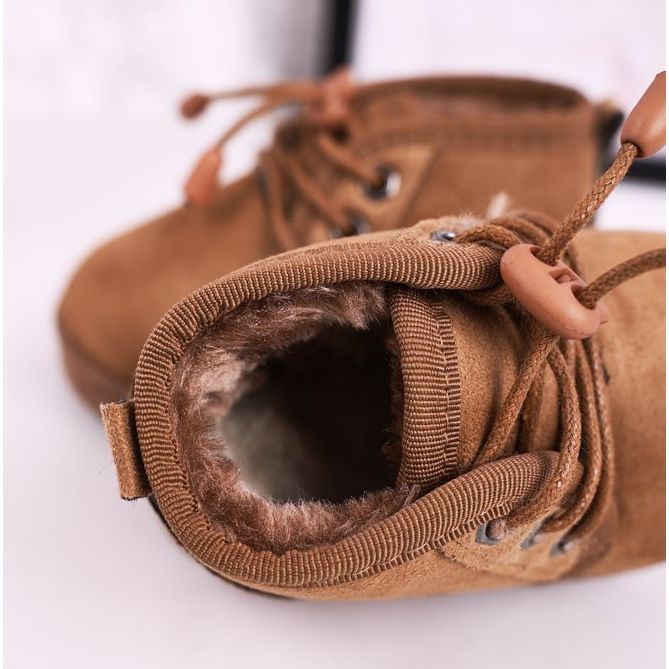 Lasten nauhoitetut lumikengät, jotka on lämmitetty turkis ruskealla metsästäjällä 1