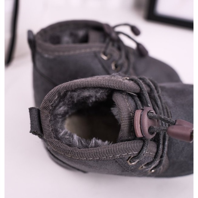 Lasten nauhoitetut lumikengät, jotka on lämmitetty turkisharmaalla metsästäjällä 1