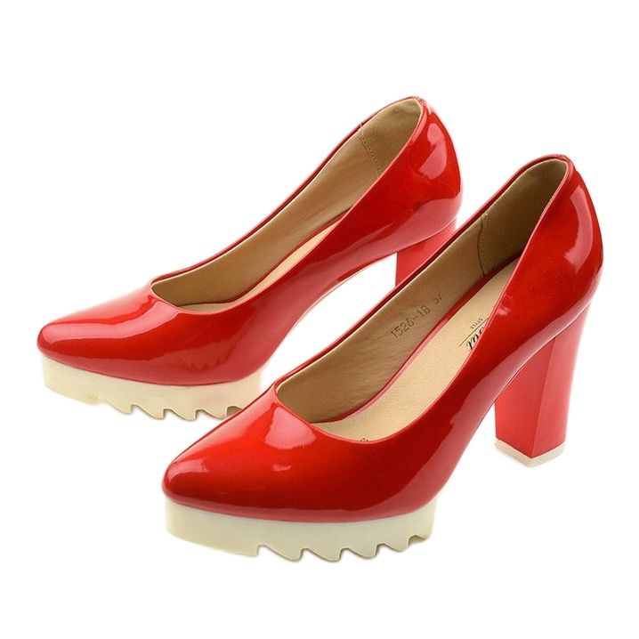 Punaiset pumput Silverbee -pylväässä punainen 1