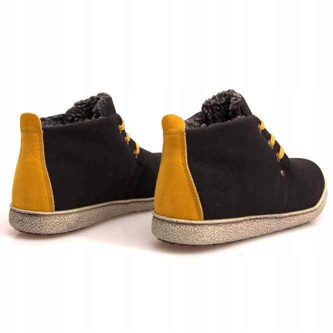 Korkeasti eristetyt lenkkarit 3021 musta 1