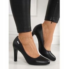 PJ1 Klassiset mustat Eliana -pumput baarissa 2
