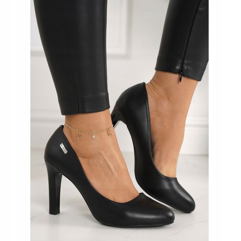 PJ1 Klassiset mustat Eliana -pumput baarissa 2