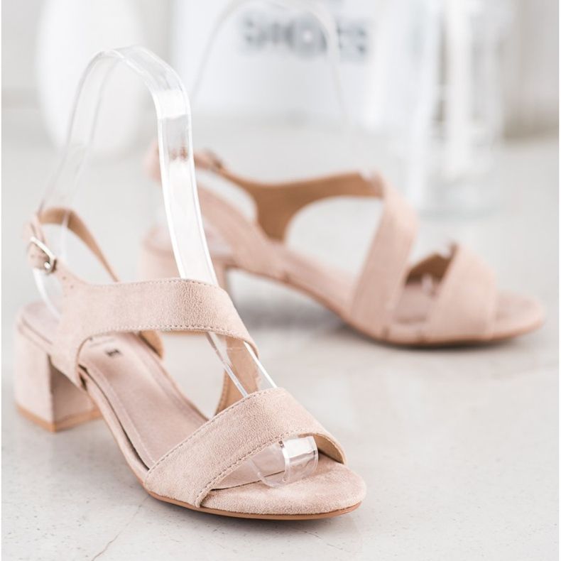 Kylie Beige sandaalit matalassa baarissa 2