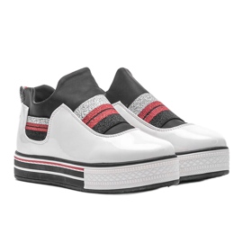 Valkoiset lakatut lenkkarit Kaitlynniltä valkoinen 1