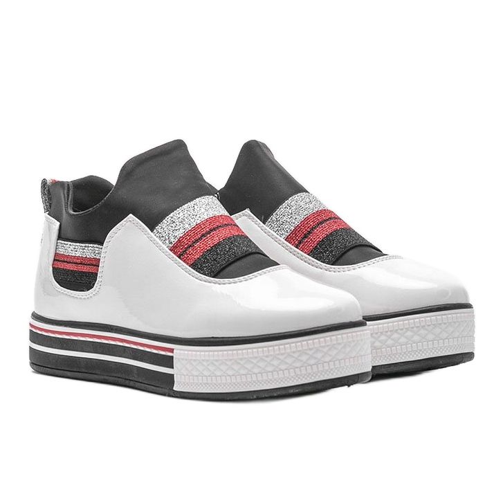 Valkoiset lakatut lenkkarit Kaitlynniltä valkoinen 1