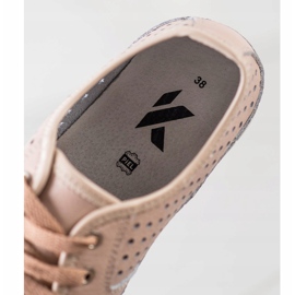 Kylie Nahka murtuu alustalla vaaleanpunainen 1