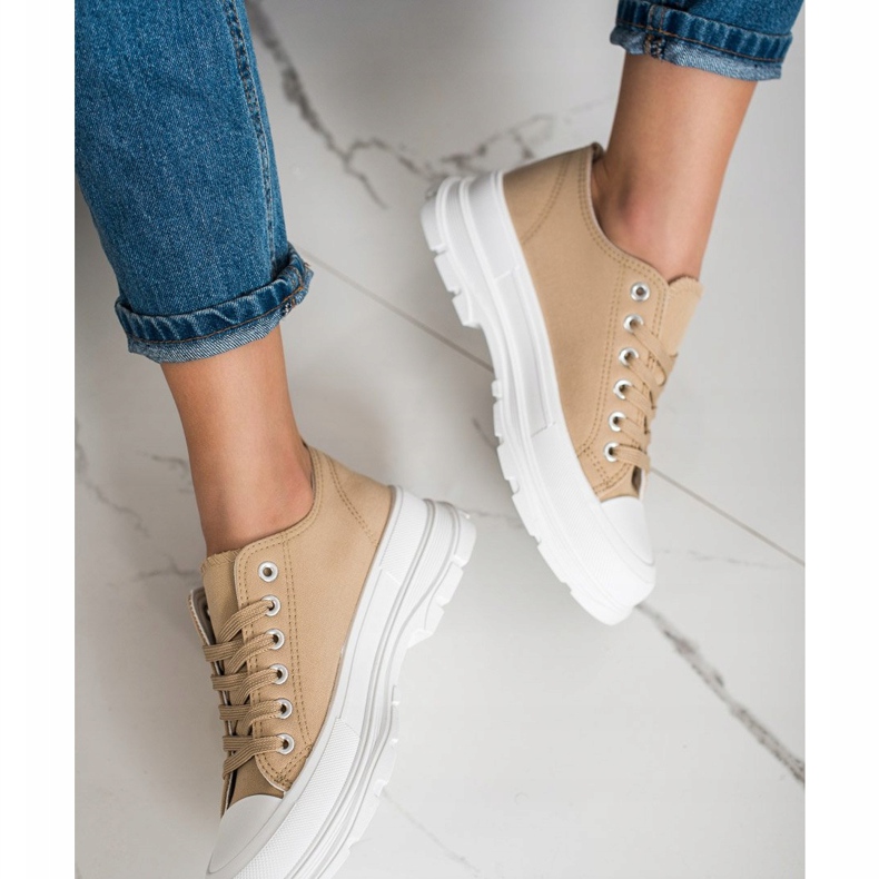 SHELOVET Beige tennarit alustalla 1