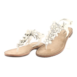 Evento Naisten sandaalit helmillä 20SD35-1811 valkoinen hopea 1