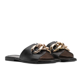 Mustat tossut kultaisella Liberty -ketjulla 1