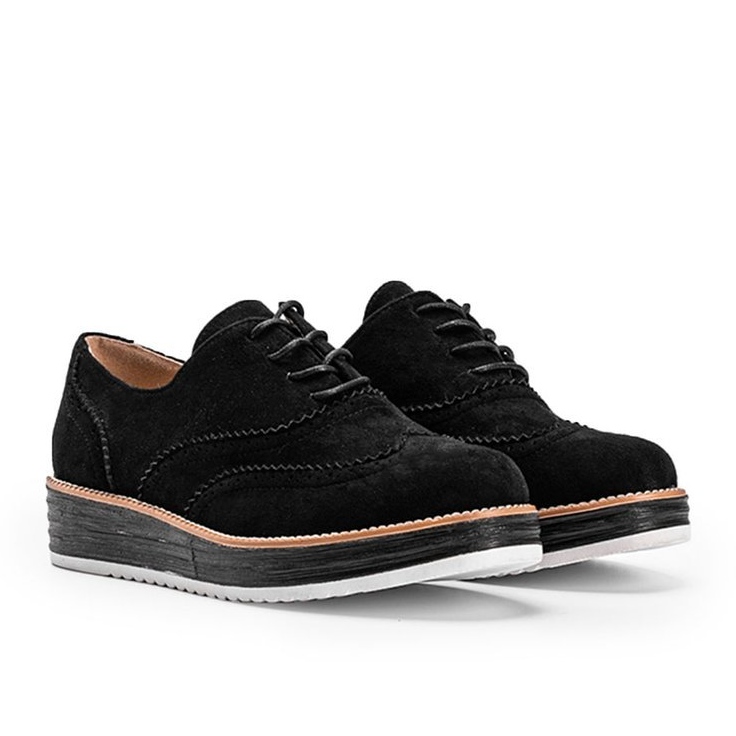 Mustat mokkanahkakengät korkealla Kenian pohjalla 1