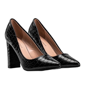 Mustat pumput Keely-ekonahkapylväässä 1