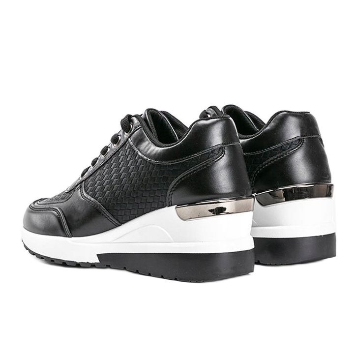 Mustat kiiltävät lenkkarit Maran kiilassa 1