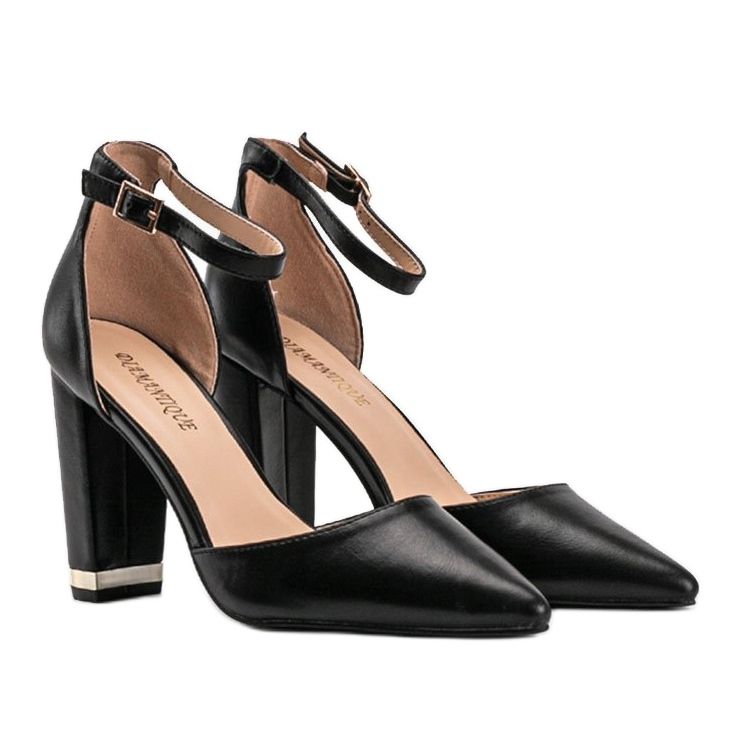 Mustat pumput Kaelyn -pylväässä 1