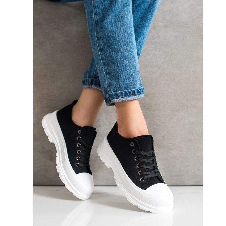 SHELOVET Mustat lenkkarit lavalla 1