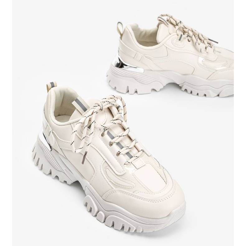 Beige lenkkarit, joissa metallinen Ansley -insertti 2