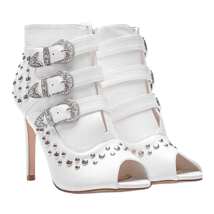 Valkoiset pumput Abigailin kantapäässä valkoinen 1