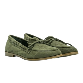 Vihreät mokkasiinit, jotka on valmistettu Kierra-ekologisesta mokkasta 1