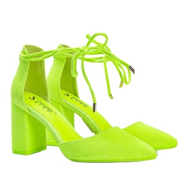 Keltaiset nauhapumput Macey-pylväässä keltainen 1