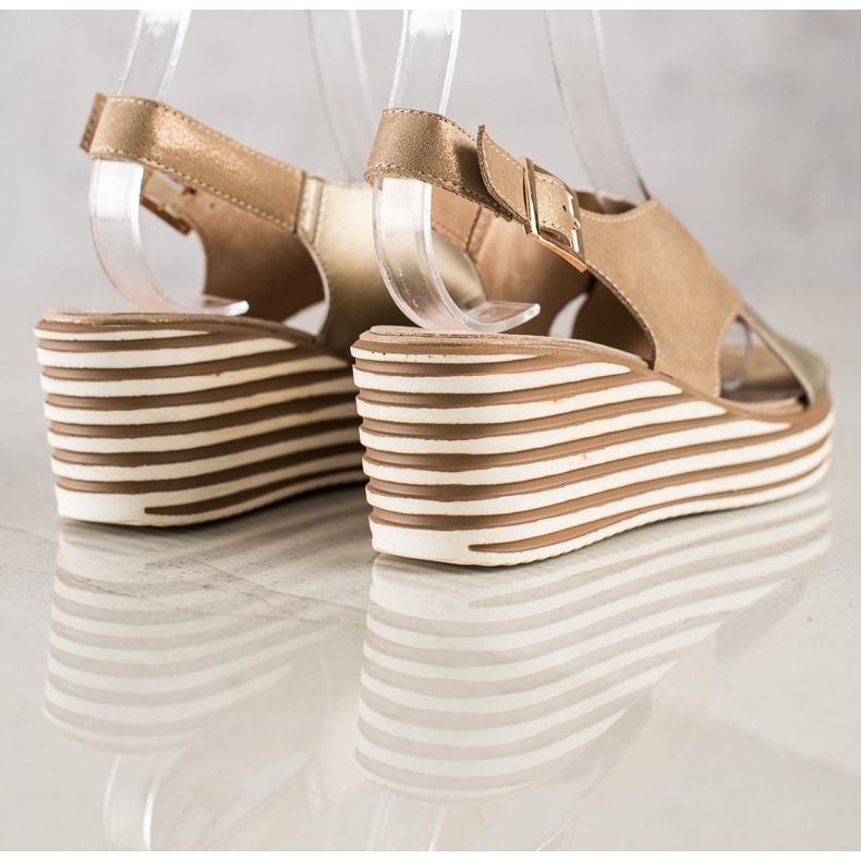 Kultaiset sandaalit kiilassa Sergio Leone kultainen 1