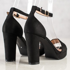 Weide Mustat sandaalit baarissa 1