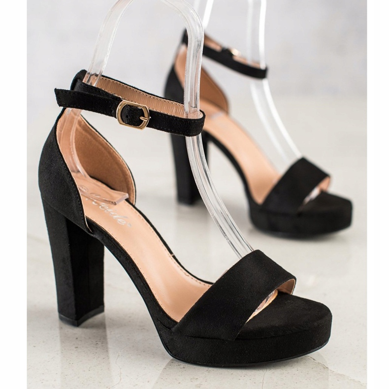 Weide Mustat sandaalit baarissa 2