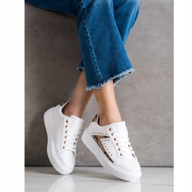 SHELOVET Valkoiset lenkkarit lavalla beige valkoinen musta 1