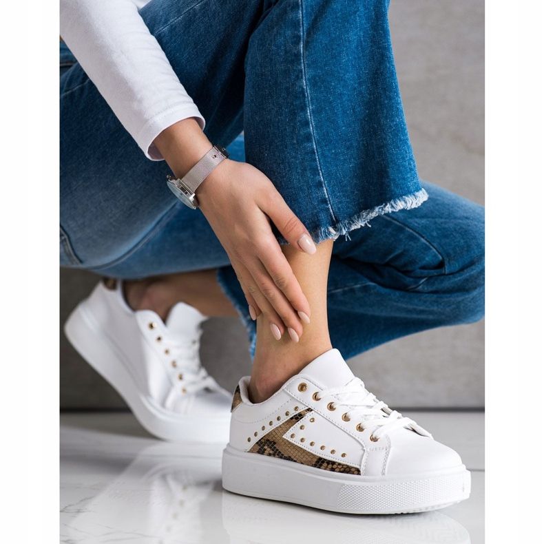 SHELOVET Valkoiset lenkkarit lavalla beige valkoinen musta 2