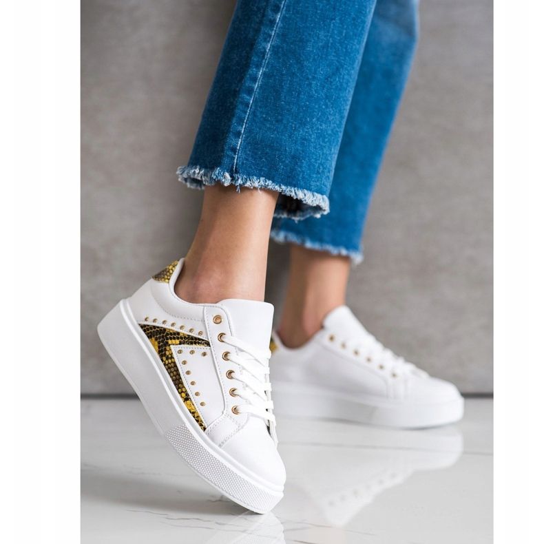 SHELOVET Valkoiset lenkkarit lavalla valkoinen musta keltainen 1