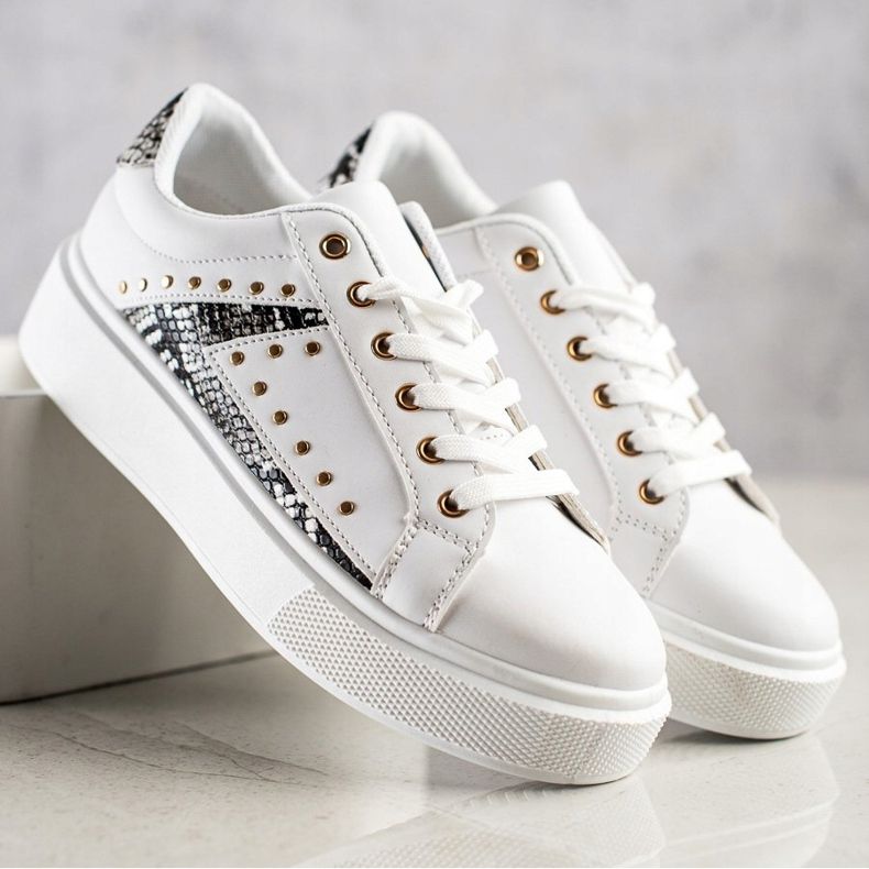 SHELOVET Valkoiset lenkkarit lavalla valkoinen musta 1