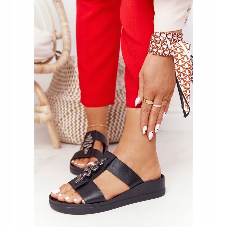 Nahkaiset kiilatossut Laura Messi 2272 musta 1