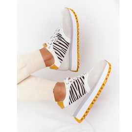 Nahkaiset urheilukengät alustalla GOE HH2N4001 Valko-keltainen valkoinen 1