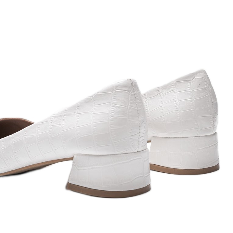 Valkoiset pumput tiilellä Hallien käärmeenkuosissa valkoinen 1