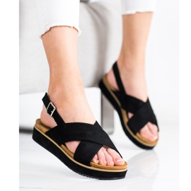 Goodin Mustat sandaalit alustalla 2