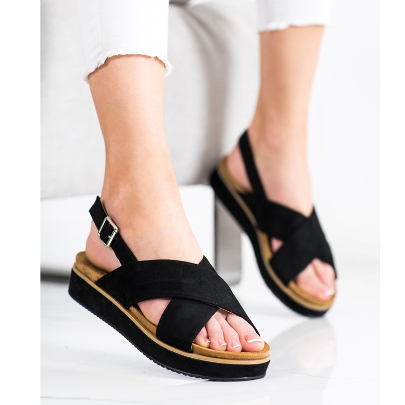 Goodin Mustat sandaalit alustalla 2