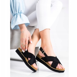 Goodin Mustat sandaalit alustalla 1